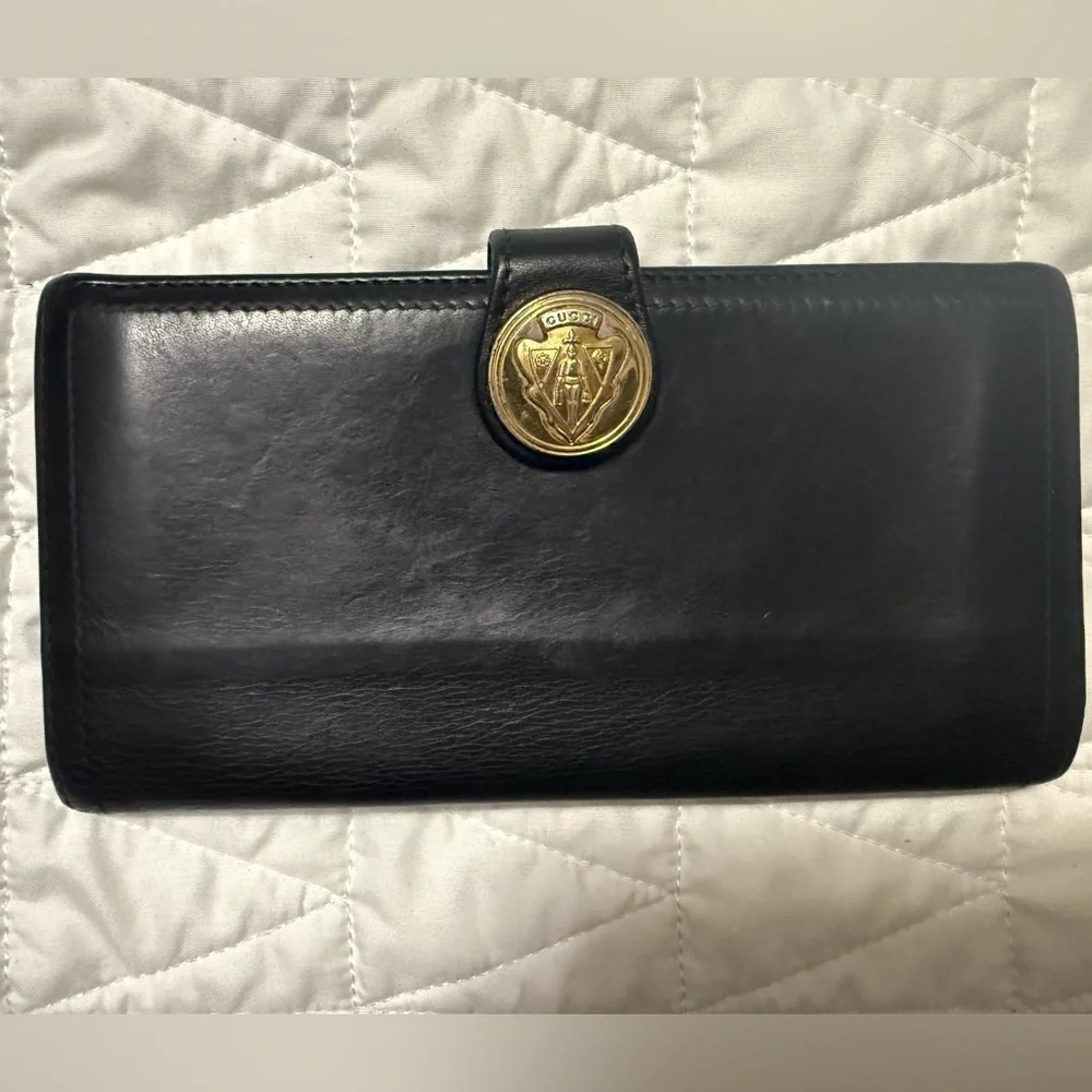 Black Vintage Gucci Leather Wallet- Gold Emblem - Picture 13 of 13